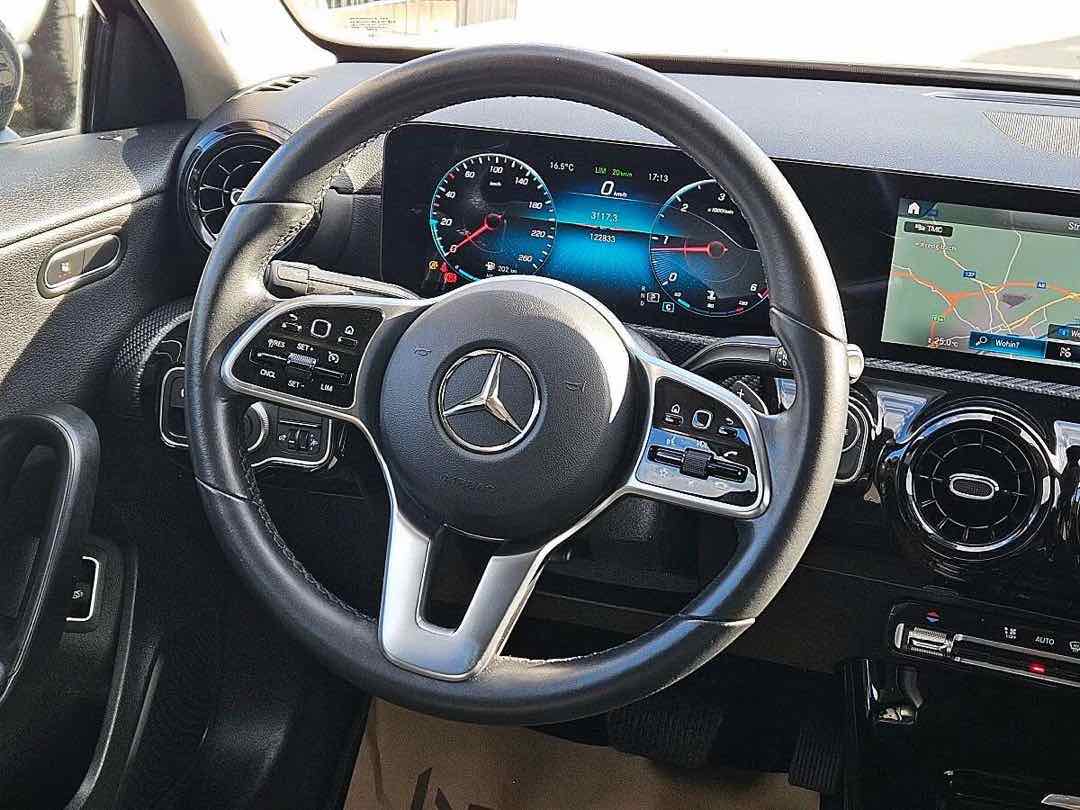 Foto 9: Mercedes-Benz A-Klasse A 180 d Limousine  2.0 Mercedes Benz Motor