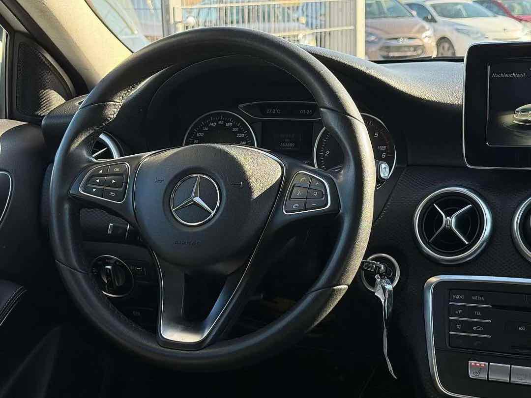 Foto 9: Mercedes-Benz A-Klasse A 180 d Aut.